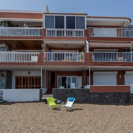 With Terrace On The Beachfront. アパート Salinetas