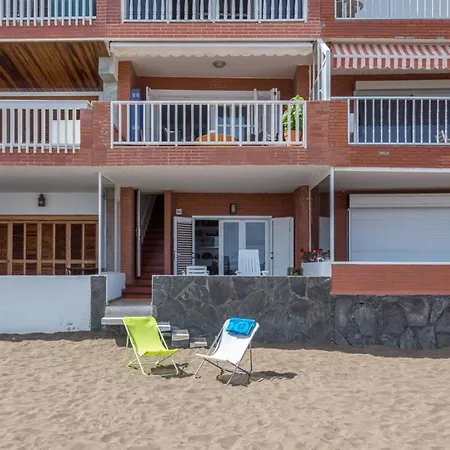 With Terrace On The Beachfront. アパート *