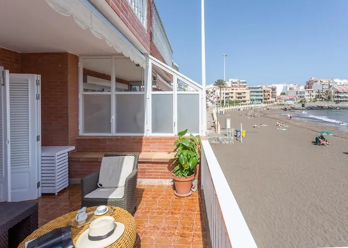 With Terrace On The Beachfront. شقة