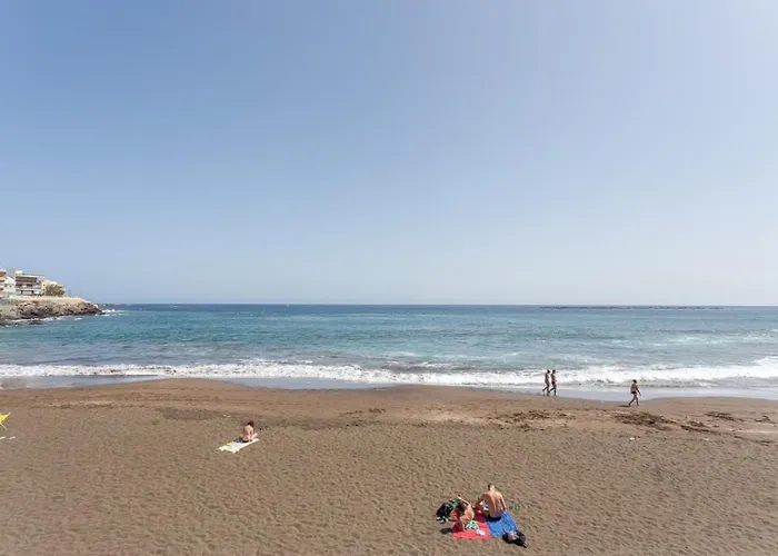 With Terrace On The Beachfront. شقة *