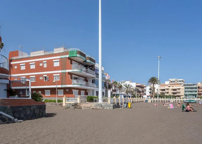 With Terrace On The Beachfront. شقة